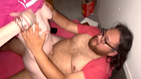 Una chica blanca delgada aficionada Kinkykeke se divierte con la esposa del vecino.