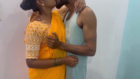 Le couple indien chaud Mary V et son partenaire portent le saree tout en profitant d'une chaude séance romantique