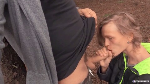 Uno stud ceco fa un'intensa fellatio all'aperto senza preservativo