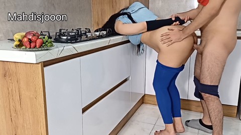 La belle-mère dans la cuisine montre ses compétences avec une touche afghane
