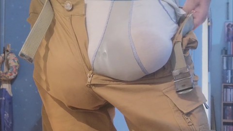 Pompatore intenso e uomini maturi che si concedono a un feticismo di biancheria intima gay