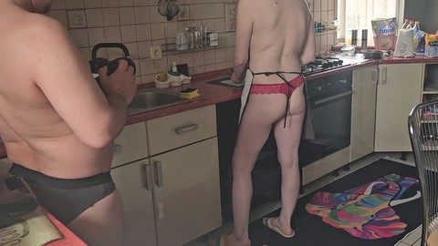 Moglie sexy che cucina nuda in cucina