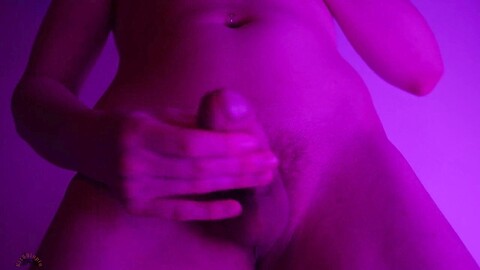 Servizio fotografico colorato in studio con Kit69lupin nudo che raggiunge il climax da solo