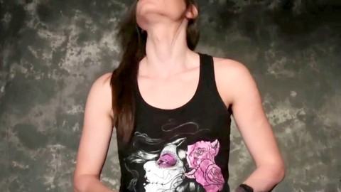 La bella trans gioca con il cazzo prima di un po' di divertimento anale