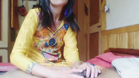 La sexy casalinga matura Bolly Karma si diverte con il membro di uno sconosciuto.