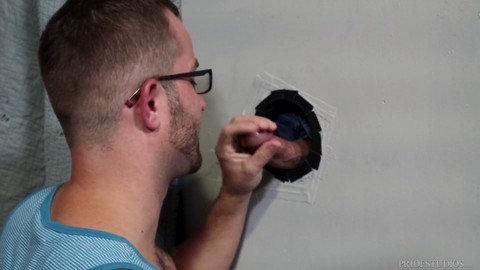 Menover30, le papa argenté Joe Parker initie son petit ami avec leur première session glory hole