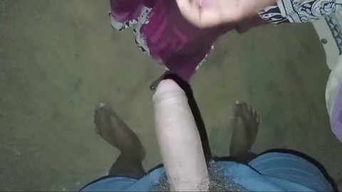 La bellezza indiana di 18 anni Vinnusi con una vagina stretta ama le parole piccanti.