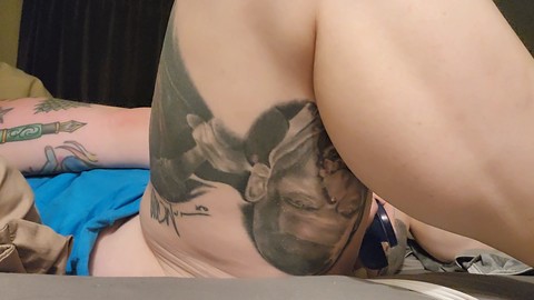 Rousse pâle se masturbe avec un gode et atteint rapidement l'orgasme