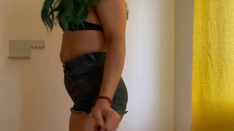 La hermosa transexual Leahra provoca con un striptease y luego toma un profundo consolador en su trasero