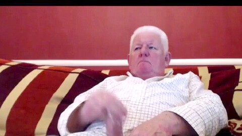 Opa hat eine Solo-Session vor der Kamera